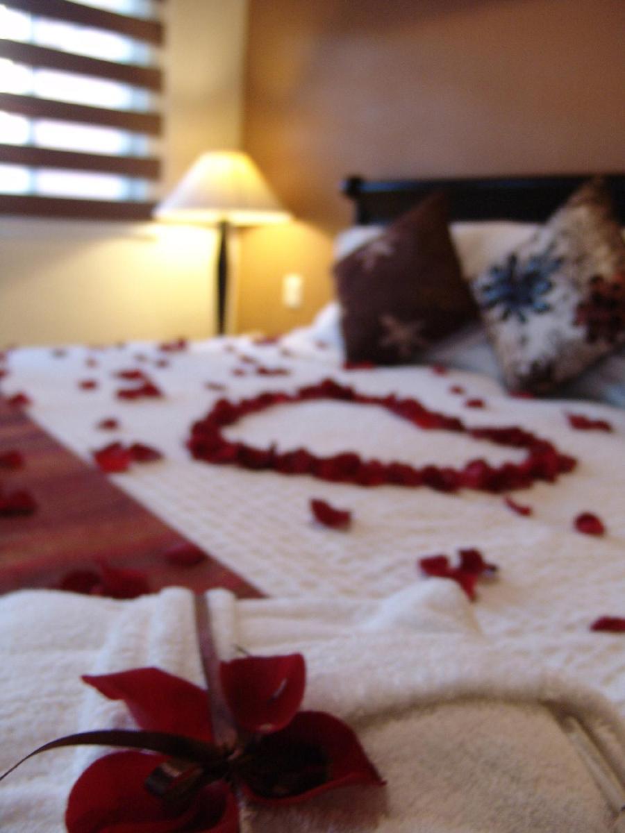Casa Del Tio Hotel Boutique Сан-Міґель-де-Альєнде Номер фото A bed decorated with rose petals