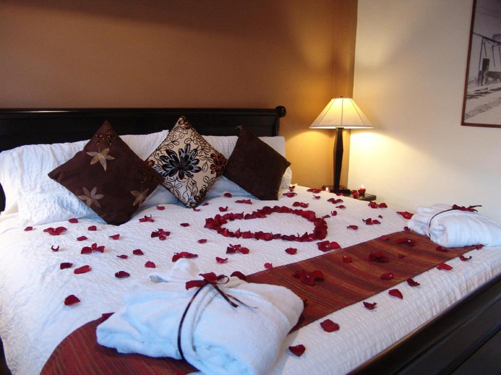 Casa Del Tio Hotel Boutique Сан-Міґель-де-Альєнде Номер фото A bed with rose petals
