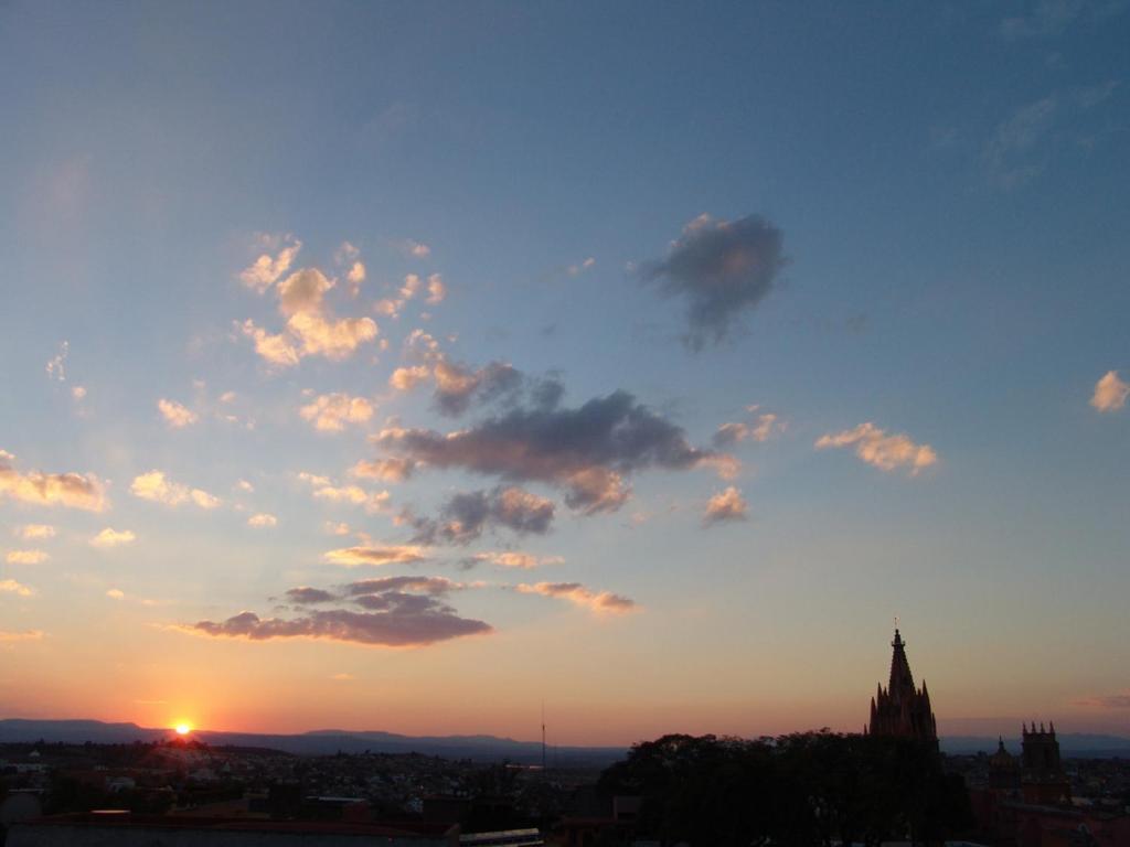 Casa Del Tio Hotel Boutique Сан-Міґель-де-Альєнде Екстер'єр фото Sunset over the city